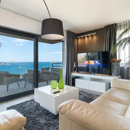Alpha Cavtat